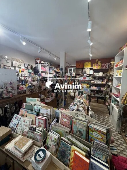 Retail in Paris to rent - Building Photo - Image 2 of 4