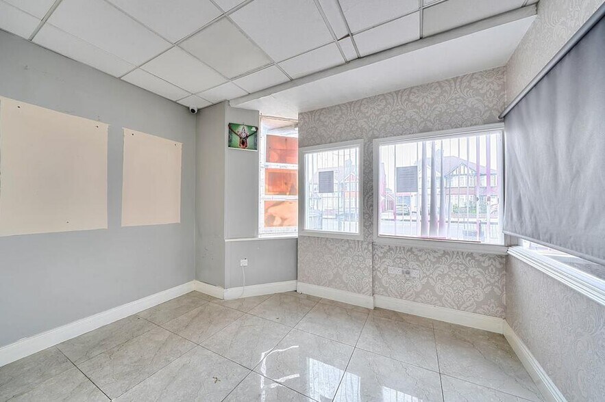 493 Kenton Rd, Harrow to rent - Building Photo - Image 3 of 8