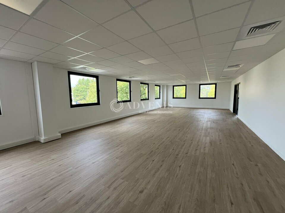 Office in Lisses to rent Interior Photo- Image 1 of 5