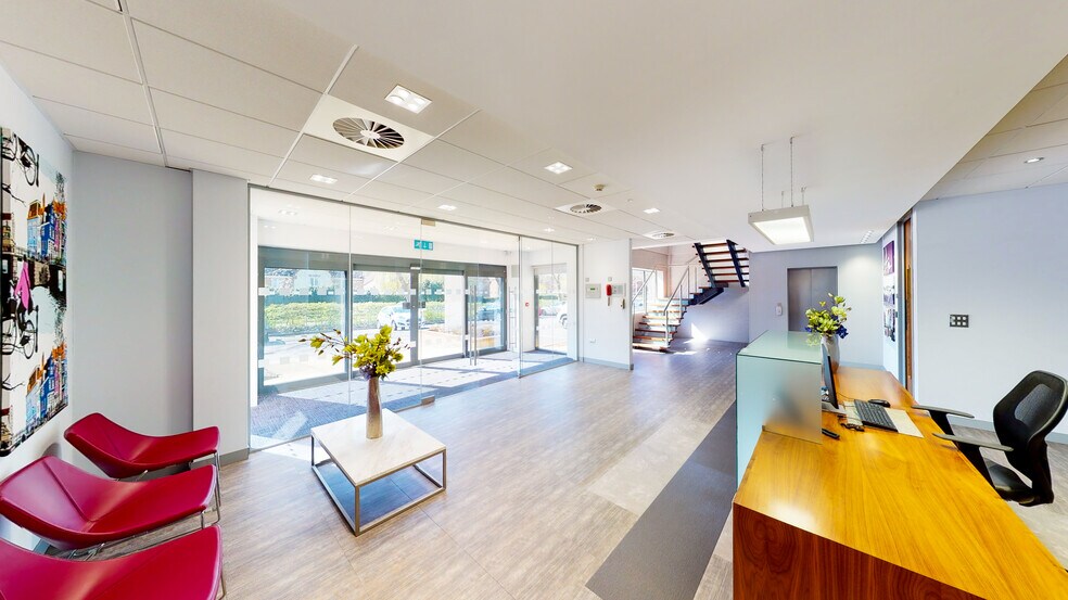 Priory Dr, Newport to rent - Lobby - Image 3 of 5