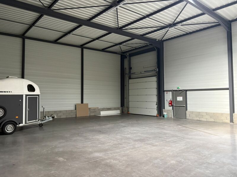 Light Industrial in MARCILLY-D'AZERGUES to rent Interior Photo- Image 1 of 7