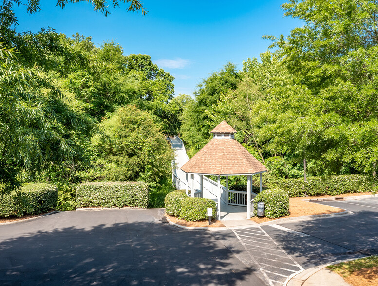 8936 N Pointe Executive Park Dr, Huntersville, NC for rent - Building Photo - Image 2 of 3