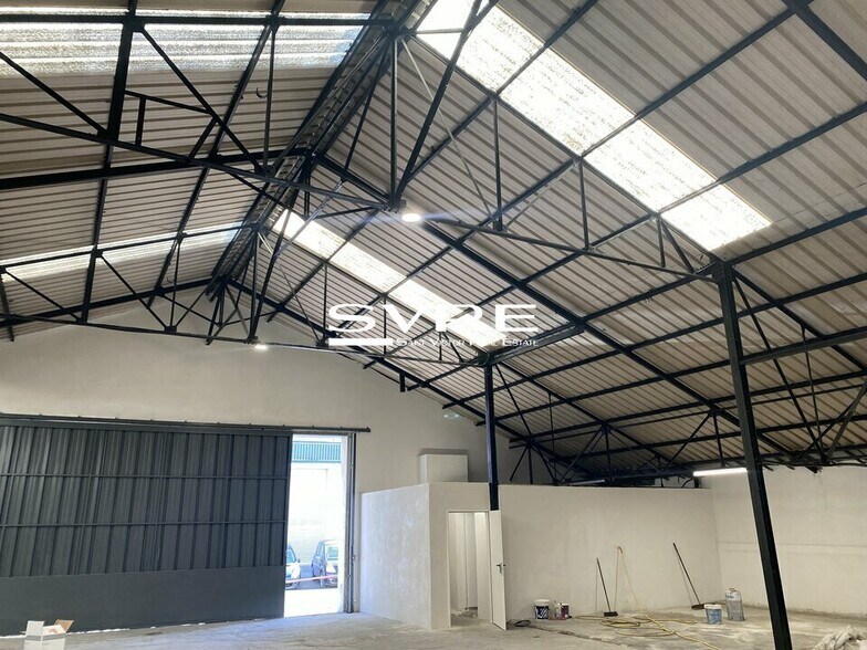 Light Industrial in Marseille to rent - Interior Photo - Image 3 of 7