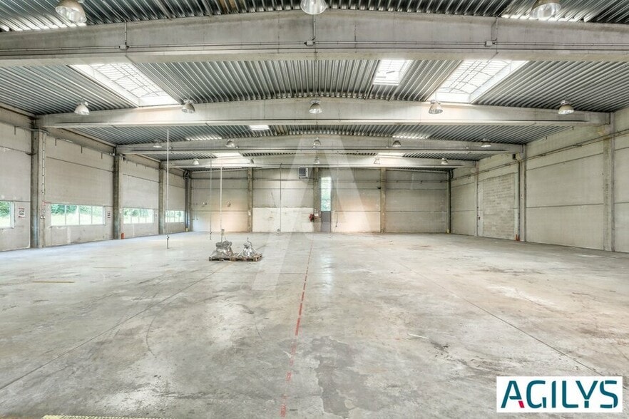 8 Rue Jacqueline Auriol, Chilly-Mazarin to rent - Building Photo - Image 3 of 7