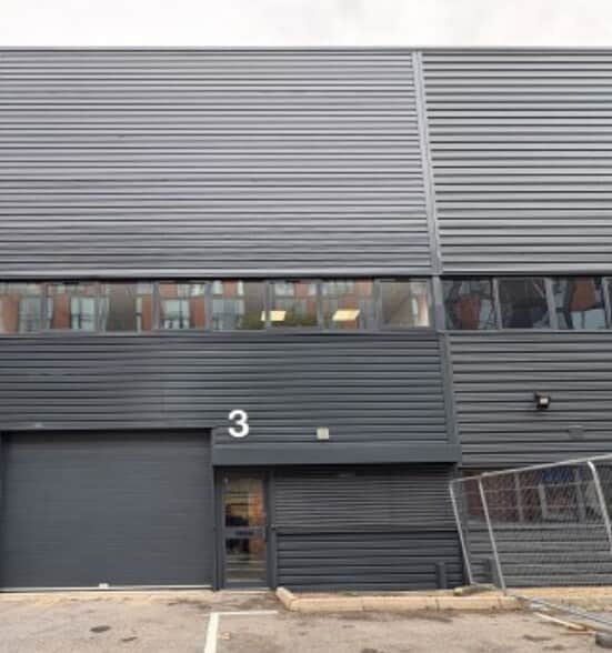Cowley Rd, London to rent - Building Photo - Image 3 of 5