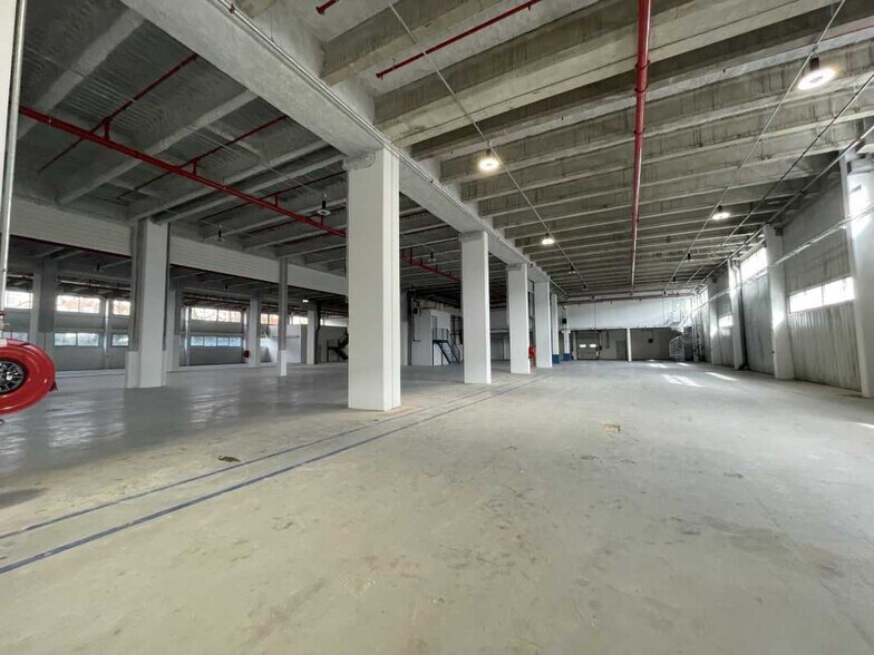 Light Industrial in Rosny-sous-Bois to rent - Interior Photo - Image 3 of 7