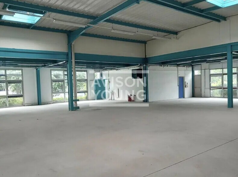 Light Industrial in Tremblay-en-France to rent - Interior Photo - Image 3 of 7
