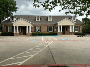 625 W College St, Grapevine, TX for rent Building Photo- Image 1 of 35