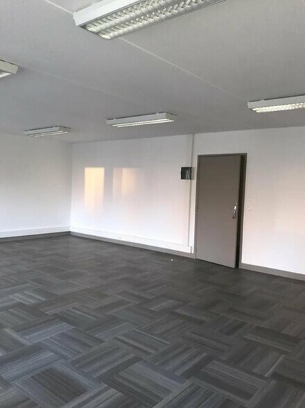 Office in Créteil to rent - Interior Photo - Image 2 of 4