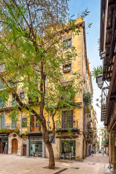 Retail in Barcelona, Barcelona to rent - Primary Photo - Image 1 of 1