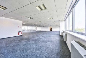 1 Avenue De Westphalie, Montigny-le-Bretonneux to rent Building Photo- Image 2 of 2