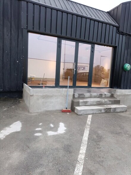 Rue Des Echoppes, Quetigny to rent - Building Photo - Image 3 of 6