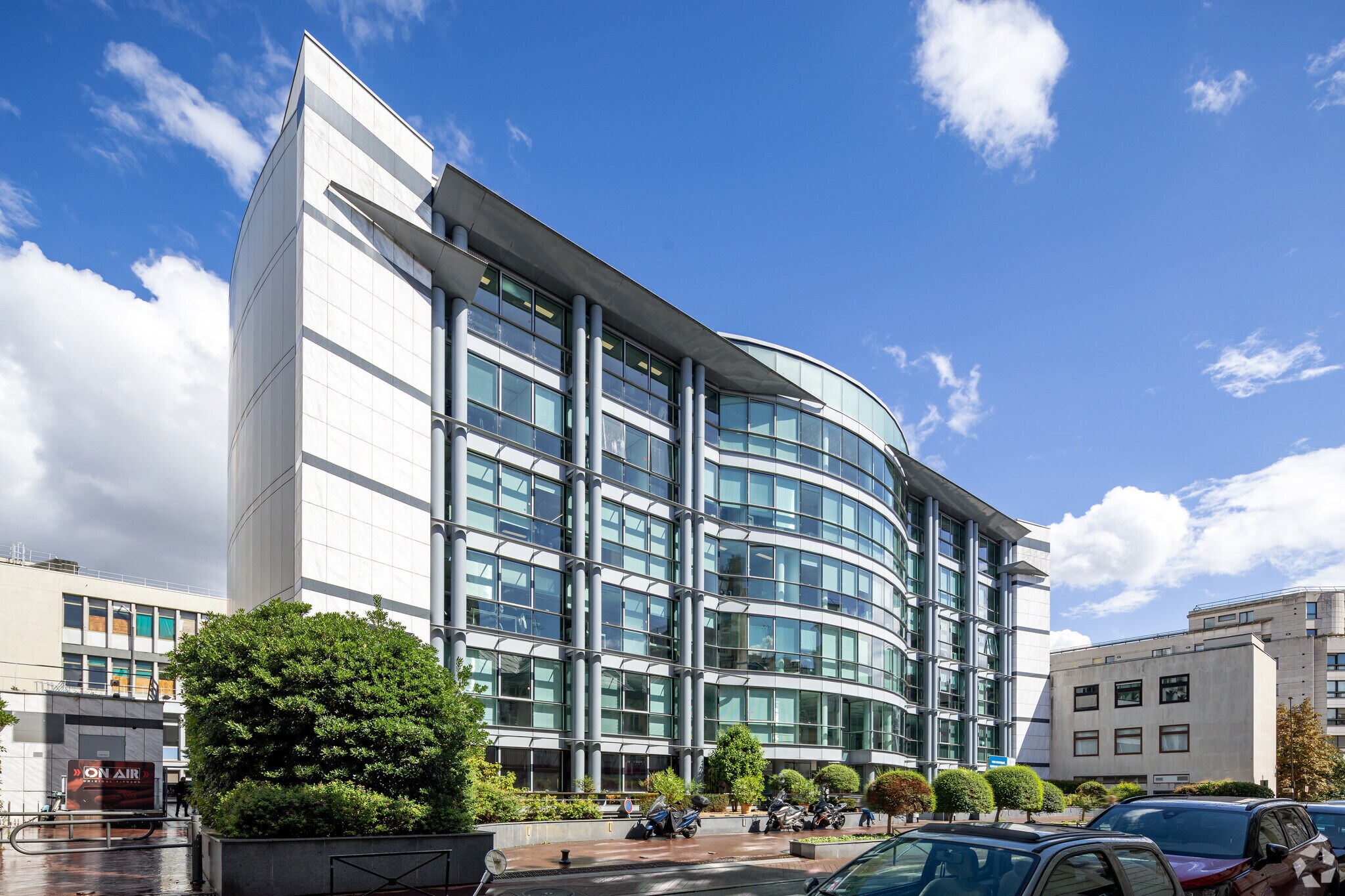 Office in Levallois-Perret to rent Primary Photo- Image 1 of 11