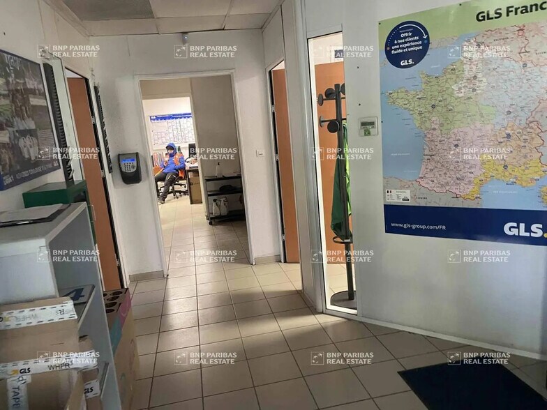 Light Industrial in Vitrolles to rent - Building Photo - Image 3 of 20