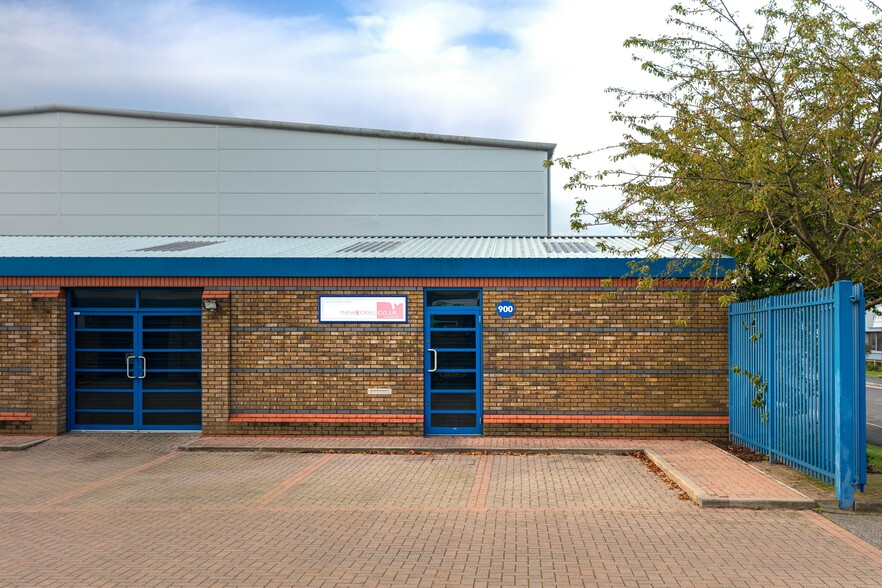 900-905 Yeovil Rd, Slough for rent - Building Photo - Image 1 of 9