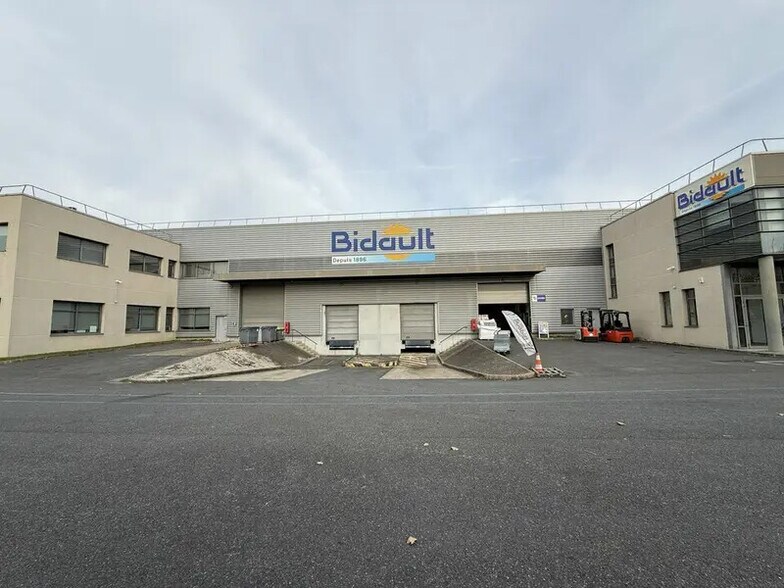 Industrial in Gennevilliers to rent - Building Photo - Image 3 of 12