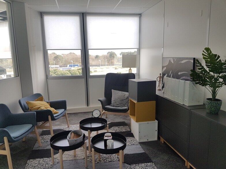 21 Avenue De Canteranne, Pessac to rent - Building Photo - Image 3 of 13