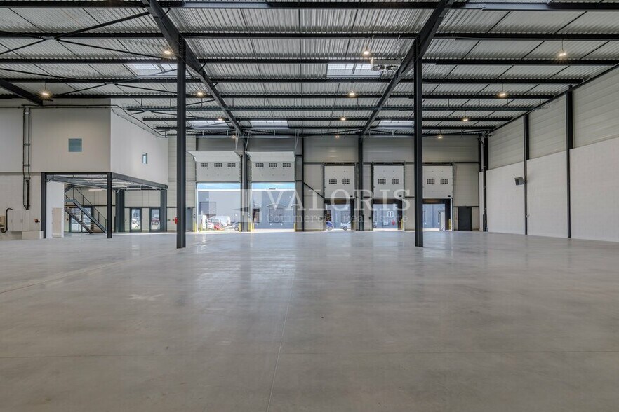 Light Industrial in Corbas to rent - Interior Photo - Image 3 of 7
