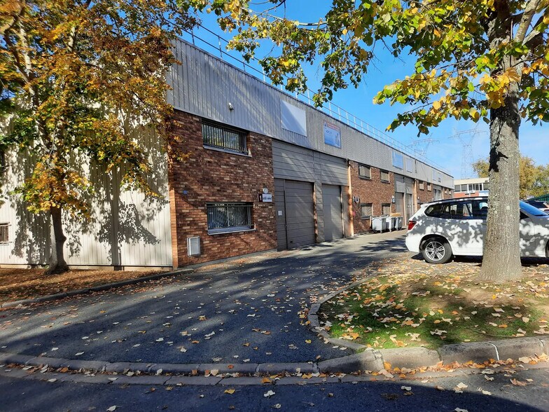 Light Industrial in Lisses to rent - Building Photo - Image 1 of 5