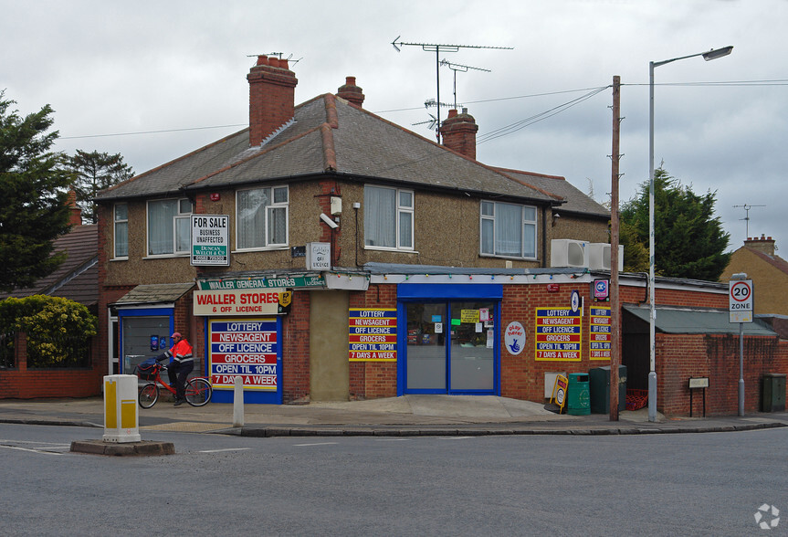 40 Waller Ave, Luton for sale - Primary Photo - Image 1 of 2