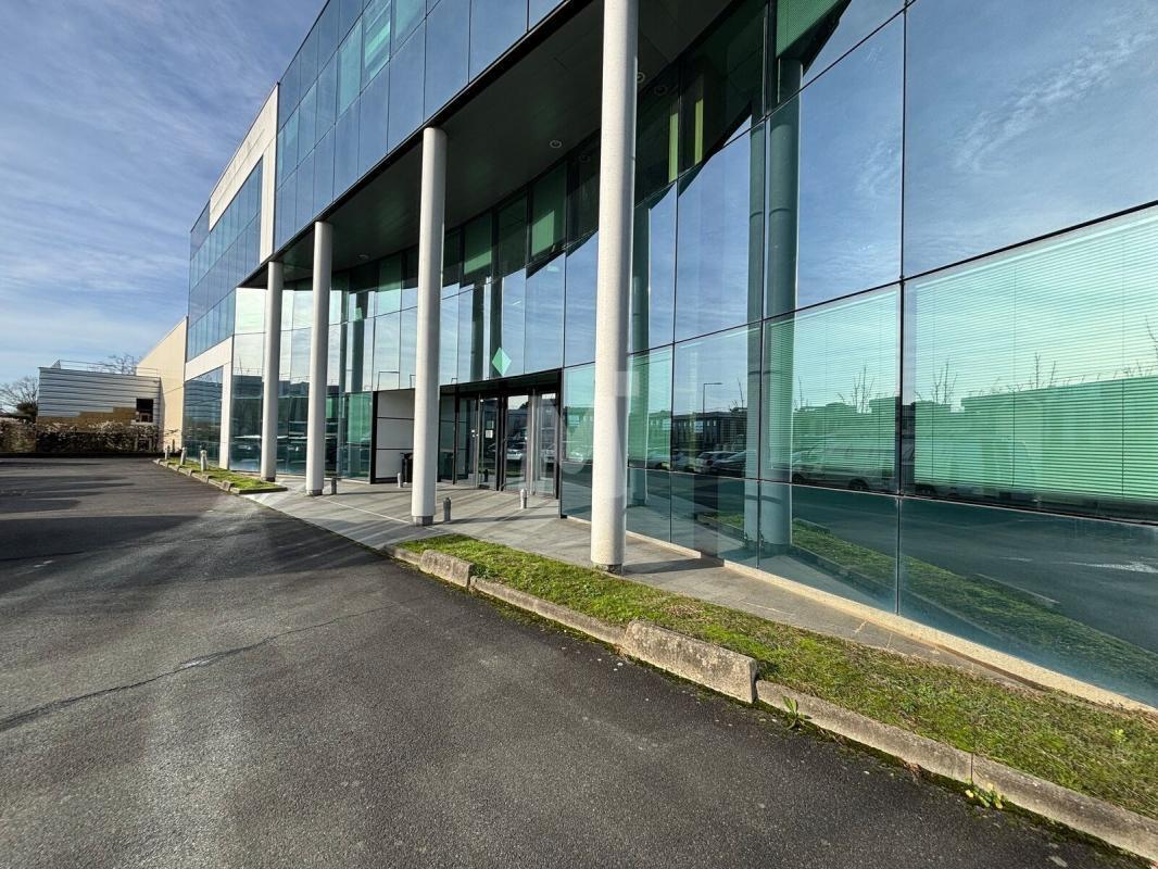 Office in Villebon-sur-Yvette for sale Building Photo- Image 1 of 8