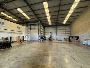 Broadgate Business Park, Oldham to rent Interior Photo- Image 1 of 4
