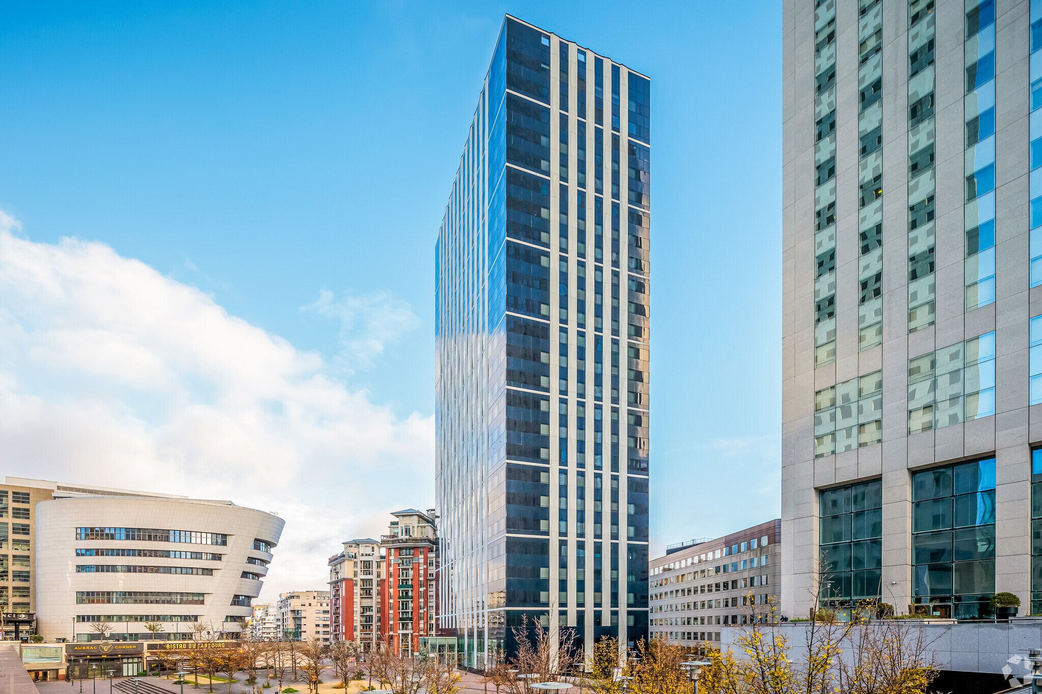 7 Allee De L'Arche, Courbevoie to rent Building Photo- Image 1 of 23