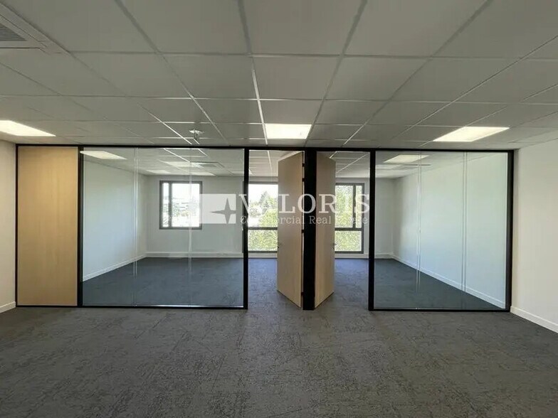7 Rue Jean-Elysée Dupuy, Champagne-au-Mont-d'Or to rent - Interior Photo - Image 3 of 8