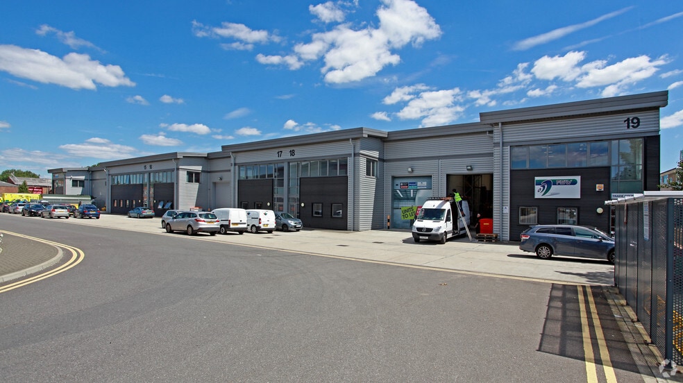 Clock Tower Rd, Isleworth to rent - Building Photo - Image 2 of 5