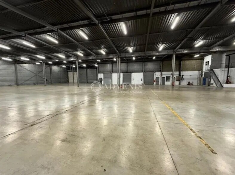 Industrial in Louvres to rent - Interior Photo - Image 1 of 7