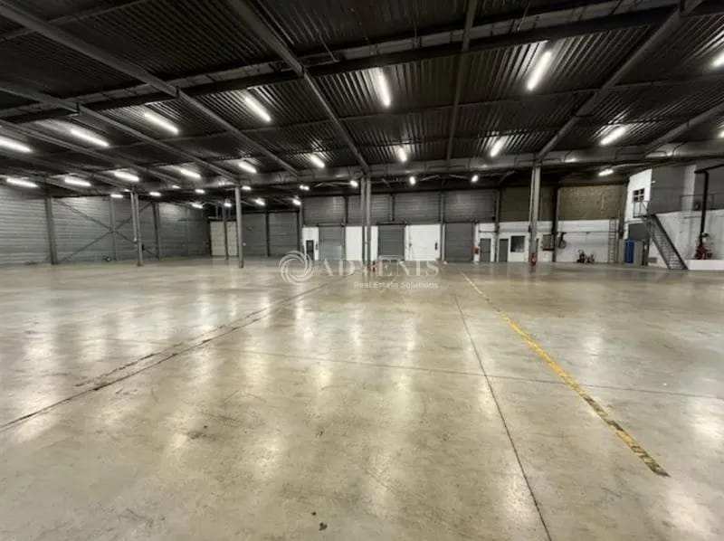 Location Entrepôt 2 280 m² - Photo 1
