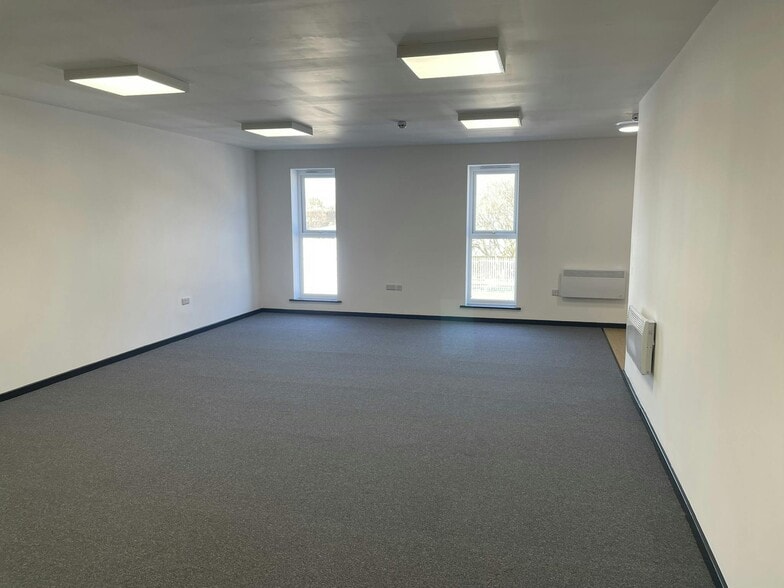 Greenside Way, Manchester to rent - Interior Photo - Image 3 of 5