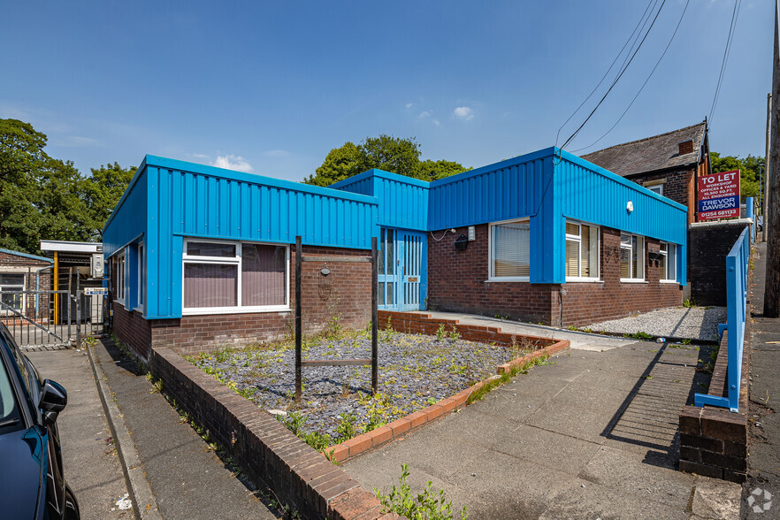 Clarendon Rd, Blackburn for rent - Building Photo - Image 1 of 5