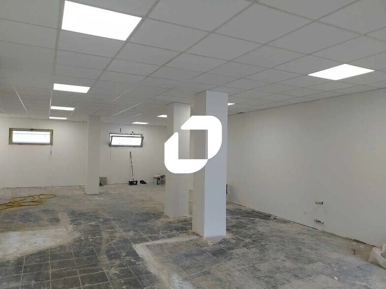 Retail in Montpellier to rent - Interior Photo - Image 3 of 5