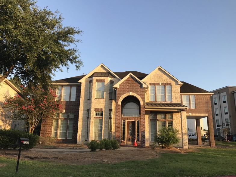 8125 N Sam Houston Pky W, Houston, TX for rent - Primary Photo - Image 1 of 45