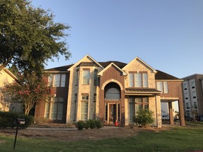 8125 N Sam Houston Pky W, Houston, TX for rent Primary Photo- Image 1 of 46