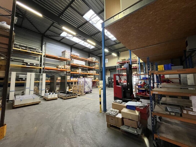 Industrial in Élancourt to rent - Building Photo - Image 3 of 24