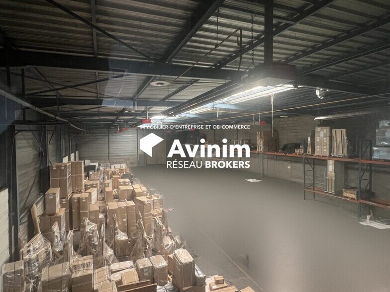 Light Industrial in Genas to rent - Interior Photo - Image 2 of 12