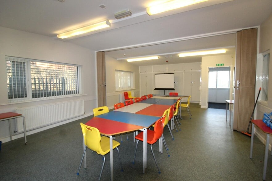 98 Salters Ln S, Darlington for sale - Interior Photo - Image 2 of 10