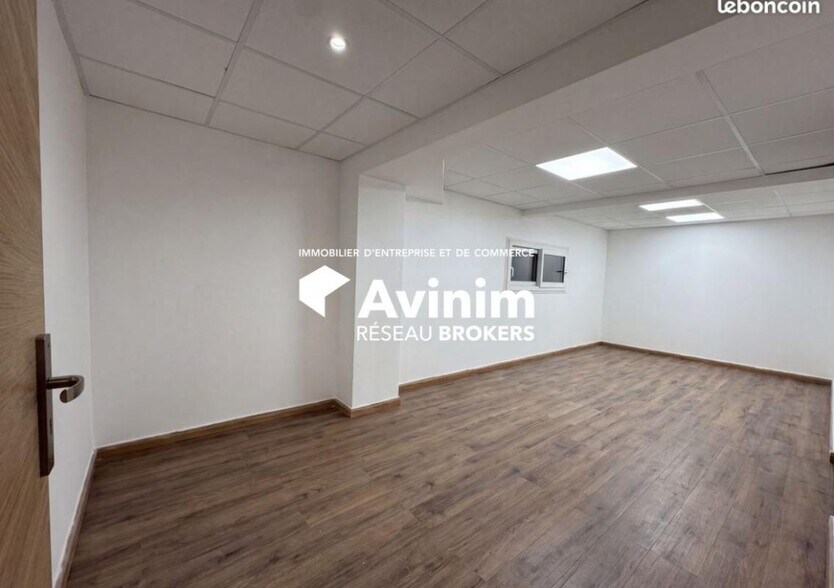 Industrial in Chelles to rent - Interior Photo - Image 2 of 2