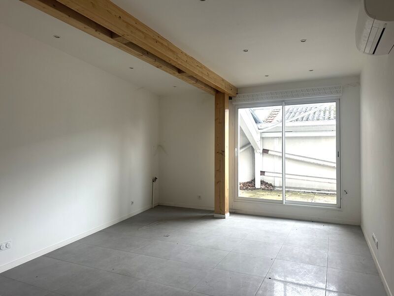 Office in Villeurbanne to rent Building Photo- Image 1 of 7