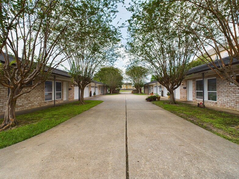 5631 Winsome Ln, Houston, TX for sale - Building Photo - Image 1 of 9