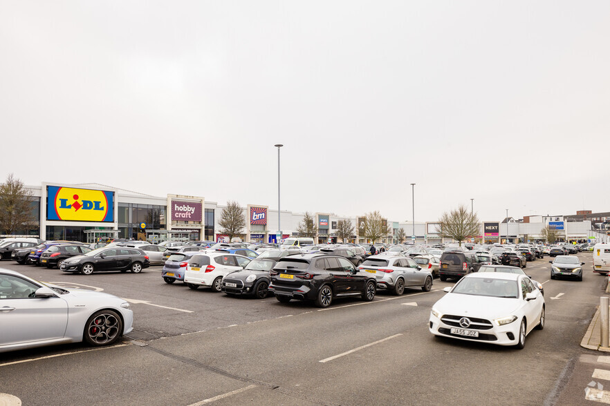 Theobald St, Borehamwood to rent - Building Photo - Image 3 of 3