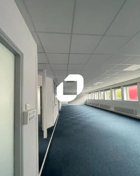 Office in Échirolles to rent - Interior Photo - Image 3 of 11