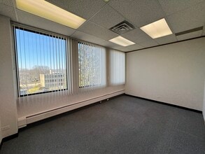 121 S Wilke Rd, Arlington Heights, IL to rent Interior Photo- Image 2 of 7