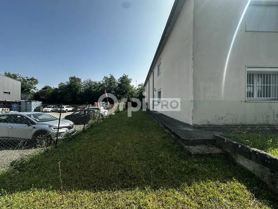 Light Industrial in Saint-Laurent-de-Mure to rent Primary Photo- Image 1 of 13