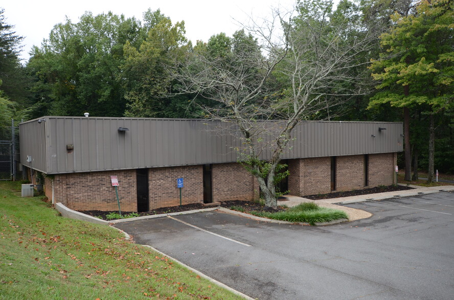 4000 Brownsboro Rd, Winston-Salem, NC for rent - Building Photo - Image 1 of 15