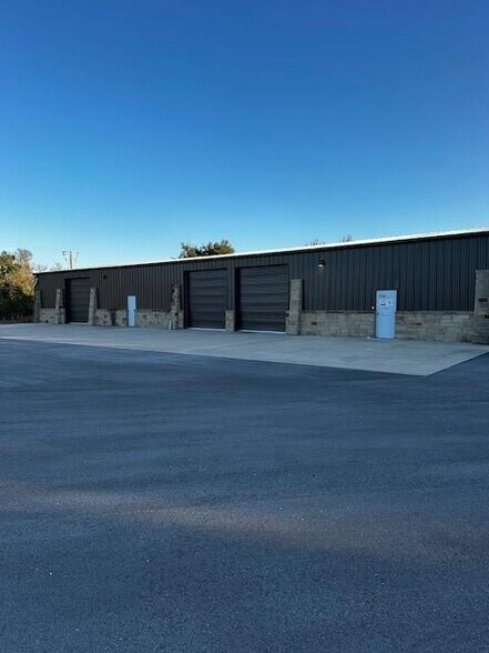 2554 Highway 290 Hwy, Dripping Springs, TX for rent - Building Photo - Image 1 of 17