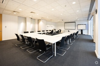 2 Arlington Sq, Bracknell to rent Interior Photo- Image 1 of 6