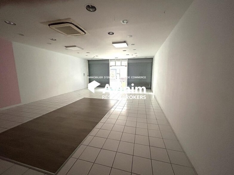 Retail in Colomiers to rent - Interior Photo - Image 2 of 3